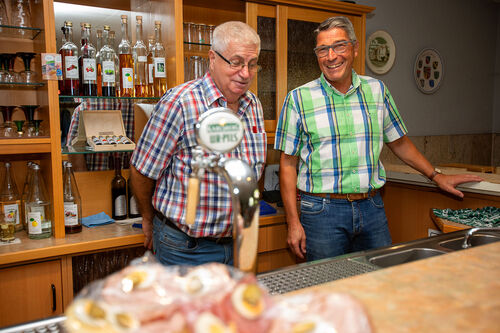 Peter Simon und Karl Heinz Laenger übernahmen den Wirtedienst, der schon zum Frühschoppen begann.
